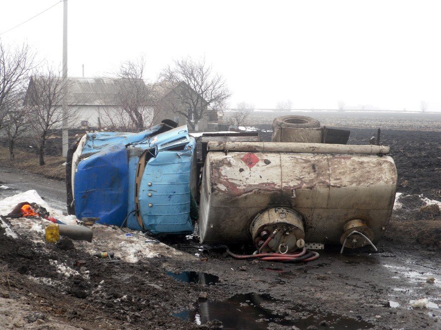 Під Полтавою перевернулась вантажівка з цистерною пального (ФОТО)