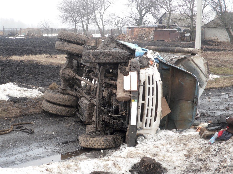 Під Полтавою перевернулась вантажівка з цистерною пального (ФОТО)