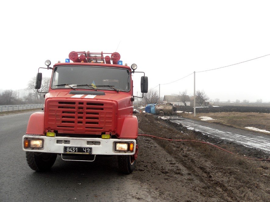 Під Полтавою перевернулась вантажівка з цистерною пального (ФОТО)