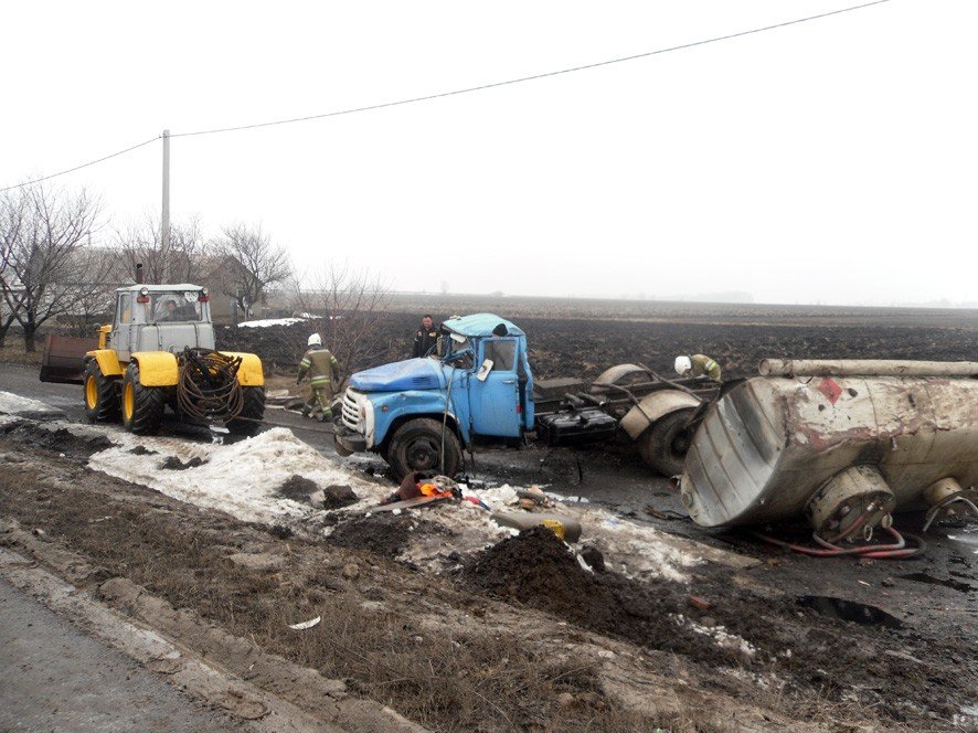 Під Полтавою перевернулась вантажівка з цистерною пального (ФОТО)