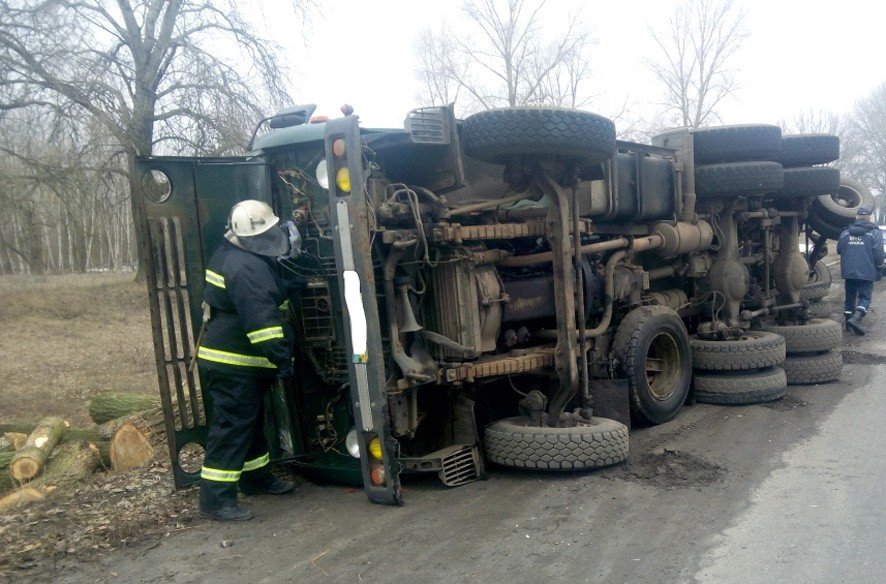ДТП на Полтавщині: рятувальники діставали водія з понівеченої вантажівки (ФОТО)