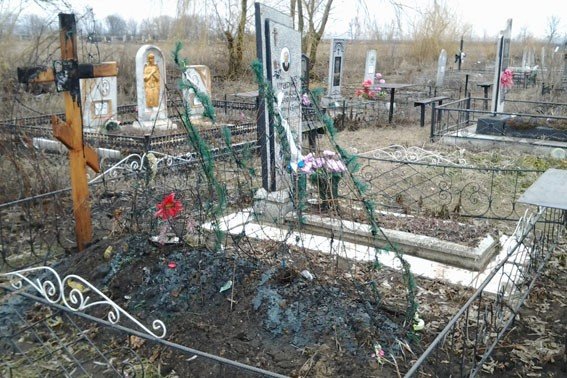 На одному з кладовищ Полтавщини зруйнували пам’ятники та спалили могили