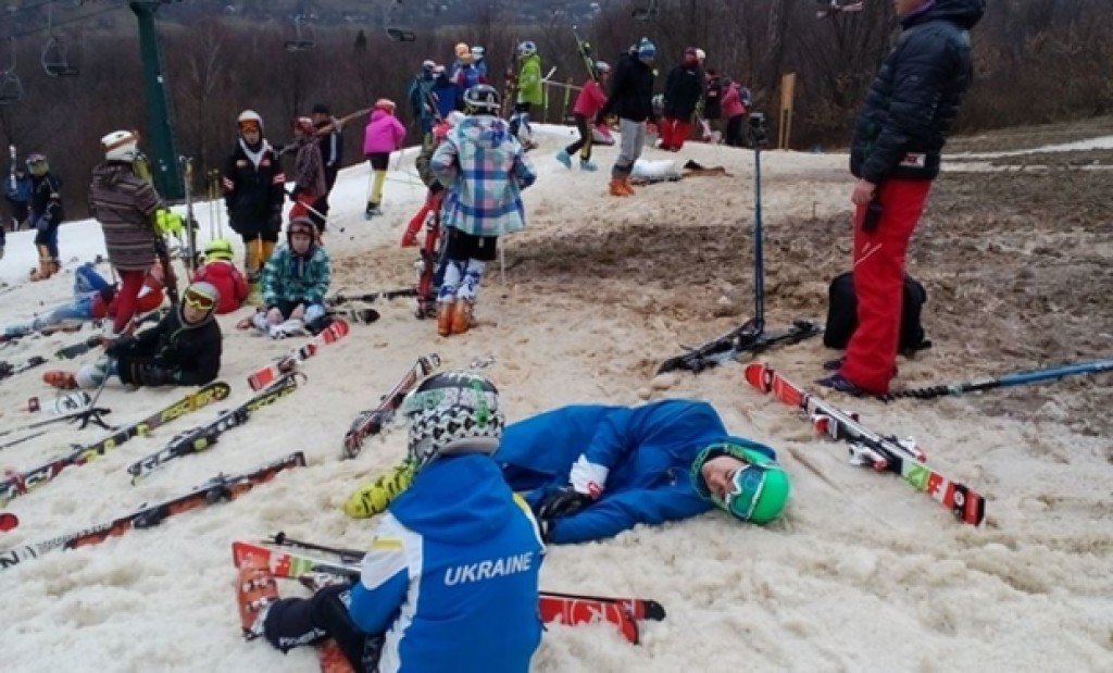 Гірські лижі без снігу: закарпатський скандал, у якому постраждали полтавські діти
