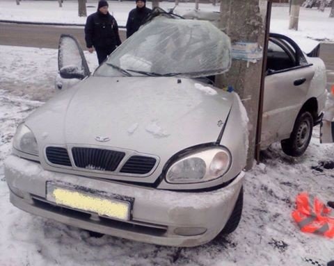 На Полтавщині водій врізався в електроопору й загину, троє пасажирів – у лікарні