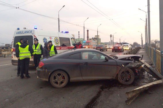 У Полтаві водій «Hyundai Coupe» врізався в огорожу (фото)