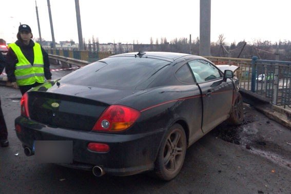 У Полтаві водій «Hyundai Coupe» врізався в огорожу (фото)