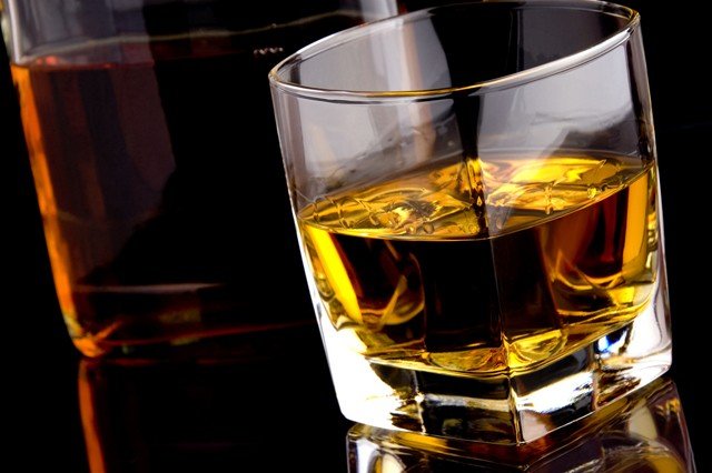На Полтавщині двоє пенсіонерів отруїлись сурогатом алкоголю