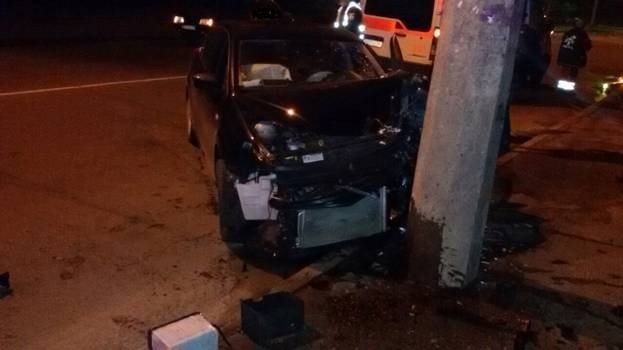 У Полтаві авто врізалося в електроопору