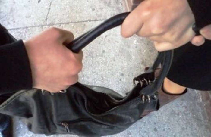 У Полтаві грабіжник вирвав у жінки сумку з грішми і телефоном