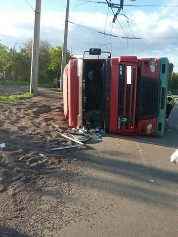У Полтаві перекинулася вантажівка із 30 тоннами насіння
