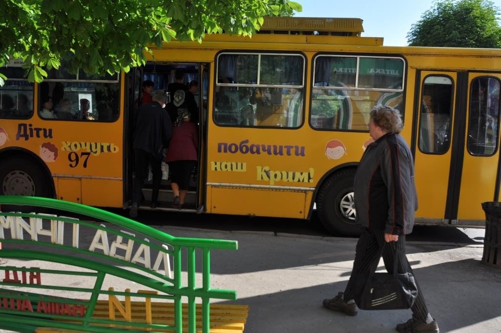 У Полтаві на маршрут вийшов патріотичний тролейбус з українським Кримом (ФОТО)