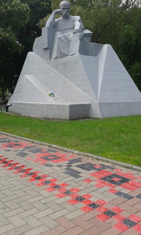 У Полтаві на бруківці біля пам’ятника Шевченку намалювали вишивку