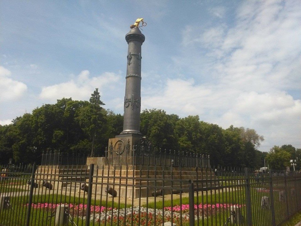 З монументу Слави у Полтаві знову зникли прапори та банер (фотофакт)