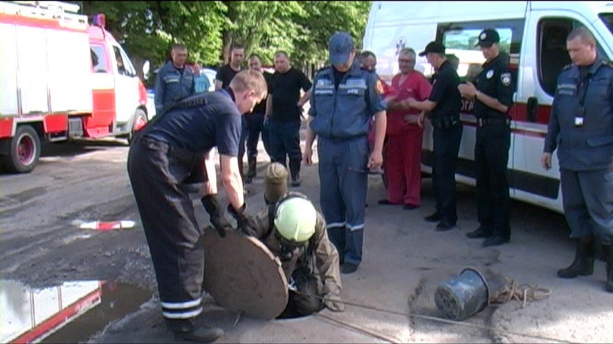 У Полтаві рятувальники дістали з каналізаційного колектора тіла двох чоловіків (ВІДЕО)