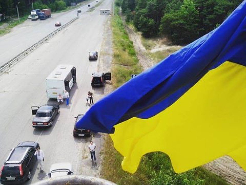 На вїздах до Полтави встановили щогли з прапорами України