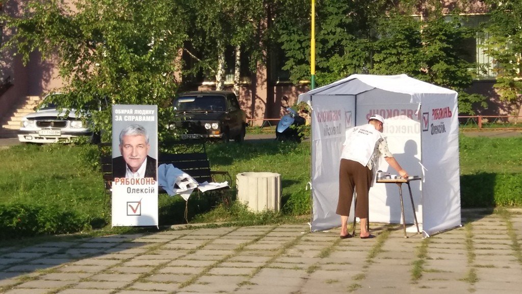 Проміжні вибори: як лідери партій та перші особи держави підтримують кандидатів 151 округу