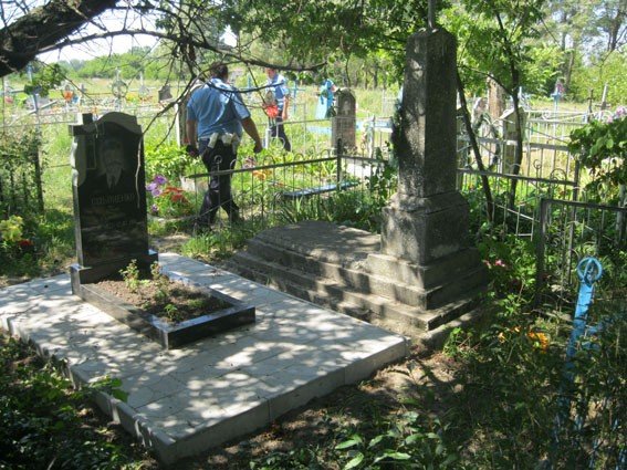 На Полтавщині чоловіки поцупили огорожу з кладовища