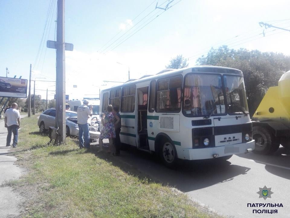 У Полтаві легковик зіштовхнувся з автобусом: є травмований