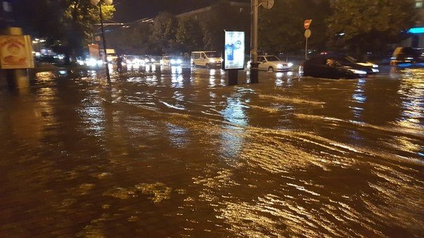 Негода у Полтаві затопила та залишила без електроенергії вулиці