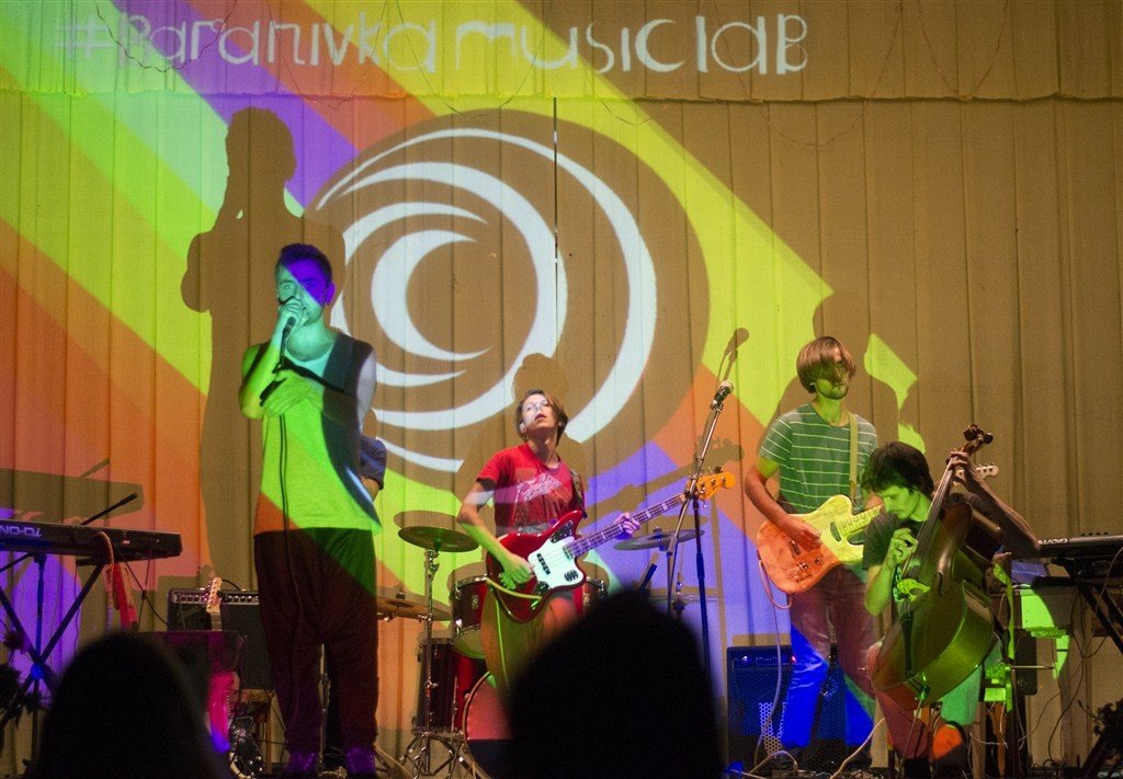 Музика та театр у сільському клубі в Баранівці