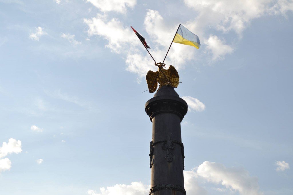 Активісти встановили прапори на монумент Слави у Полтаві без допомоги автовишки