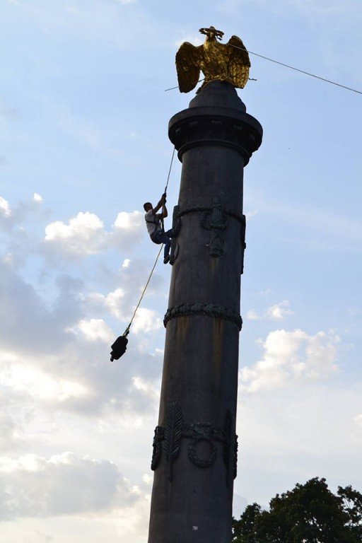 Активісти встановили прапори на монумент Слави у Полтаві без допомоги автовишки
