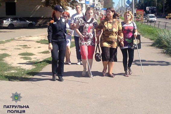 У Полтаві патрульні склали постанову на жінку, яка не пропустила незрячого пішохода