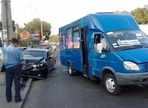 На центральній вулиці Полтави спортивне авто в’їхало в стовп