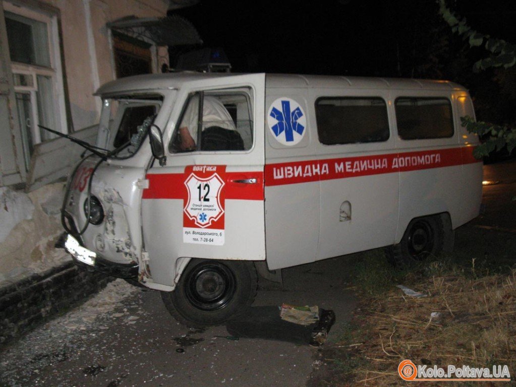 Після зіткнення "швидка" загальмувала у стіні будинку. Фото надане сектором зв’язків із громадськістю УДАІ в Полтавській області