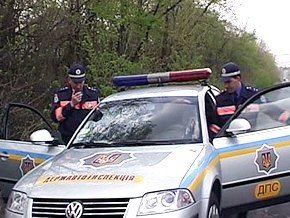 У Полтаві інспектори ДАІ евакуювали автомобіль разом з водієм у салоні