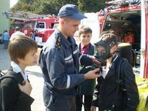 Минулого року діти та дорослі з великим задоволенням міряли костюми справжніх рятувальників.   Фото Ніни Король