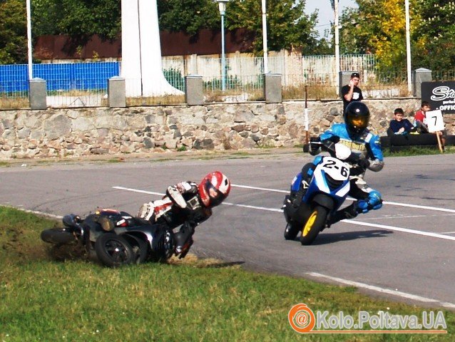 На злополучному поворті перед прямою старт-фініш спортсмени постійно падали