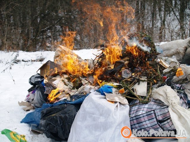 Все, що відбирають, потім дуже красиво горить. Фото Юлії Деркач.