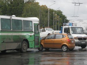 Кільцевий зіткнувся з автівкою на площі Зигіна