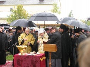 Митрополит Володимир відвідав виставку та освятив місце під будівництво храму