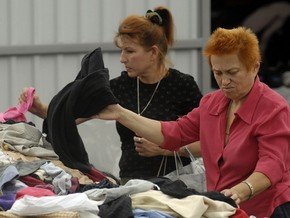 Майже 40% українців одягаються у секонд-хенді