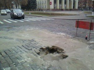 Через трубу, яку прорвало, на дорозі утворилася яма