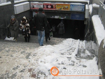 Спуск до  підземки, що знаходиться в центрі Полтави