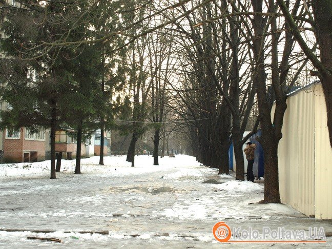 Також видно, що від кіосків дроти тягнуться і до інших будинків біля ринку