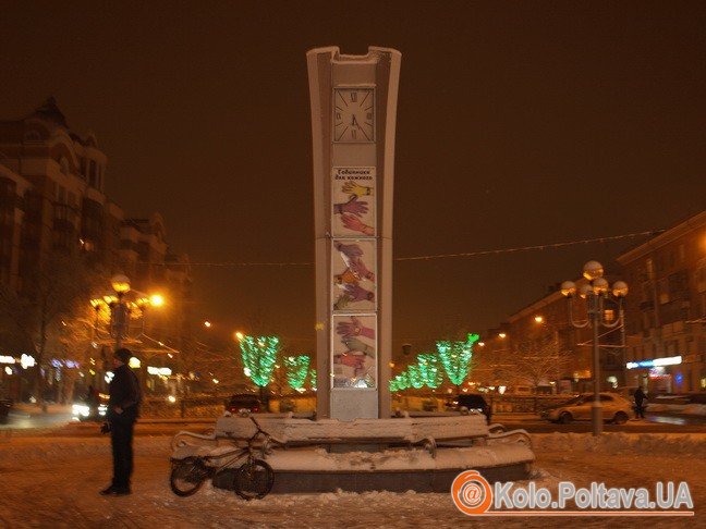 Годинник минулого року був оформлений святковим освітленням як пляшка шампанського