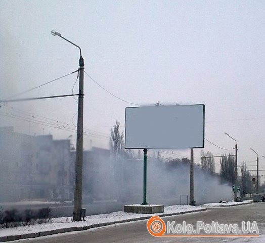 Довгий шлейф диму зилишився від автоспортсменів на вулиці Маршала Бірюзова