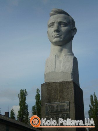 Пам'ятник Івану Хмарі у рідному селі Вишняки