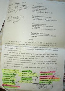 Копія заяви з підписами, про які мешканці вулиці Рєпіна запевняють, що они підроблені. Світлозеленим виділені прізвища людей, які померли, чевоним – тих, що давно виїхали.