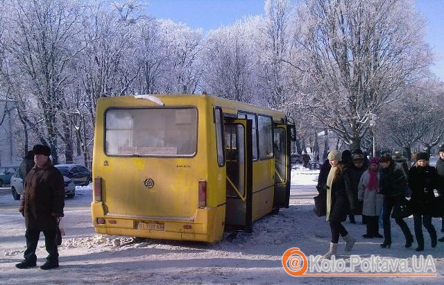 Пасажирам запрононували вийти із автобуса, адже рух був неможливий. Фото Андрія Борозніченка