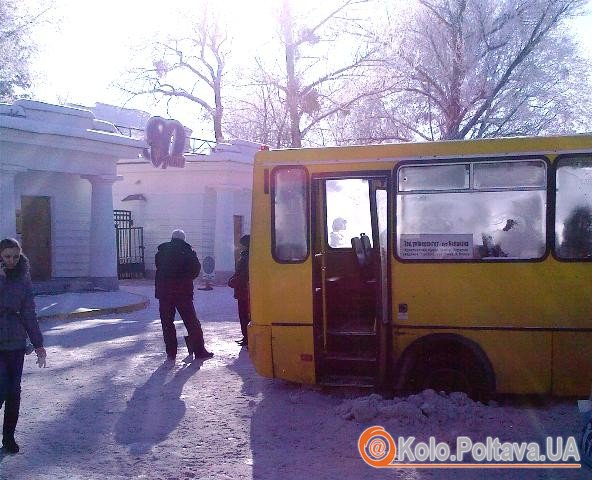 Автобус "ліг на пузо" - констатував подію водій. Фото Андрія Борозніченка