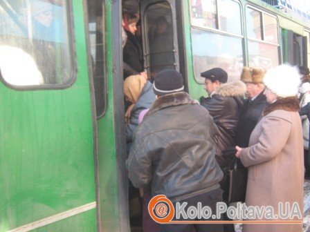 Полтавці намагаються сісти в тролейбус "Південний вокзал-ГРЛ". Фото Юлії Корж