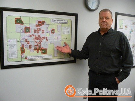 Шериф американського міста Абердин (Піденна Дакота) демонструє спеціальну карту. на ній позначені райони іста, де недозволено законом селитися людям, засудженим раніше за сексуальні злочини