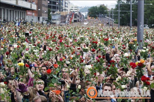 250 тысяч людей подняли розы в память о погибших норвежцах (Фото с vg.no)