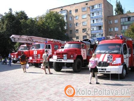 дорослі та діти фотографували машини та себе на фоні спецавто