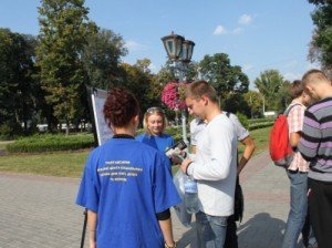 Волонтери проводять одну з акцій у Полтаві.